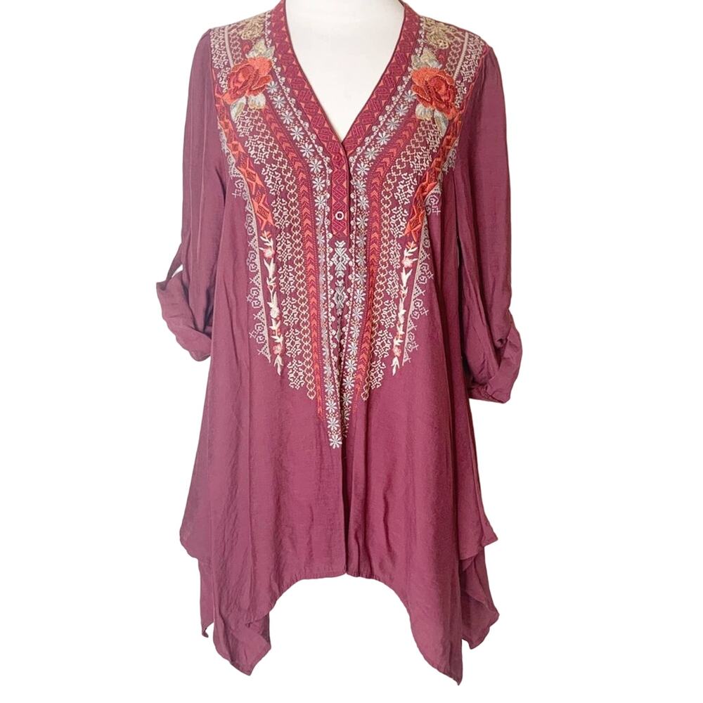 Andree by Unit embroidered floral tunic‎ top shark bite hem blouse sz S